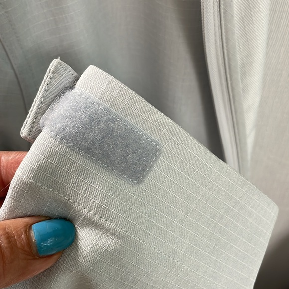 Golf Windbreaker. NEW w/out tags . Lined  and textured fabric . Size Large - Picture 11 of 11